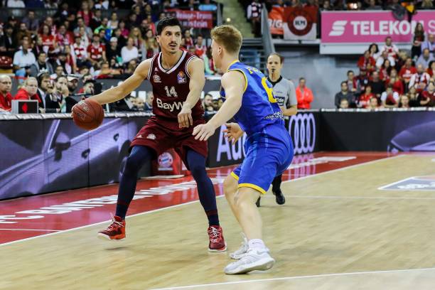 曾多次因肩 曾多次因肩